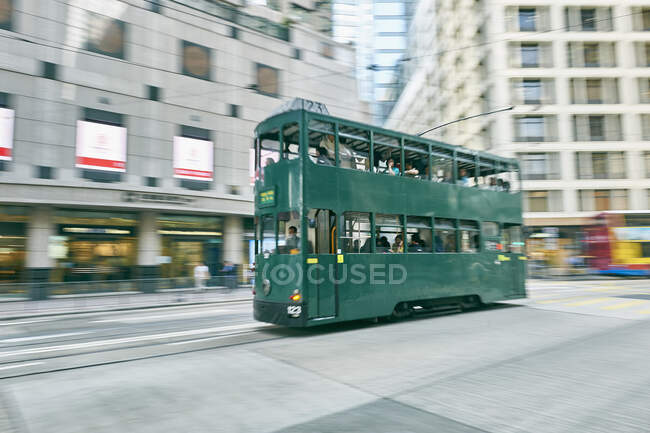 Tram urbain en mouvement Hong Kong, Chine — Photo de stock