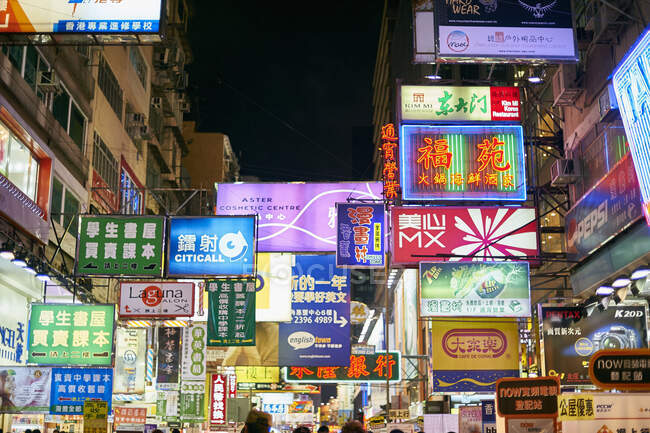 Sinais de néon iluminados abundantes à noite, Hong Kong, China — Fotografia de Stock