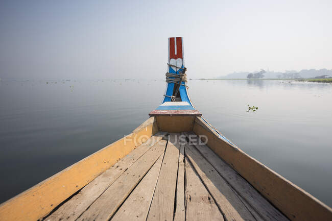 Barca tradizionale sul lago Taungthaman, Amarapura, Mandalay — Foto stock