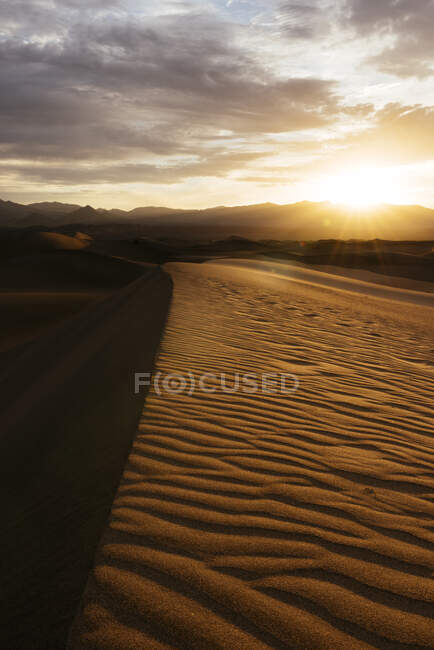 Mesquite Sand Dunes at awn, Death Valley National Park, California, USA — стокове фото