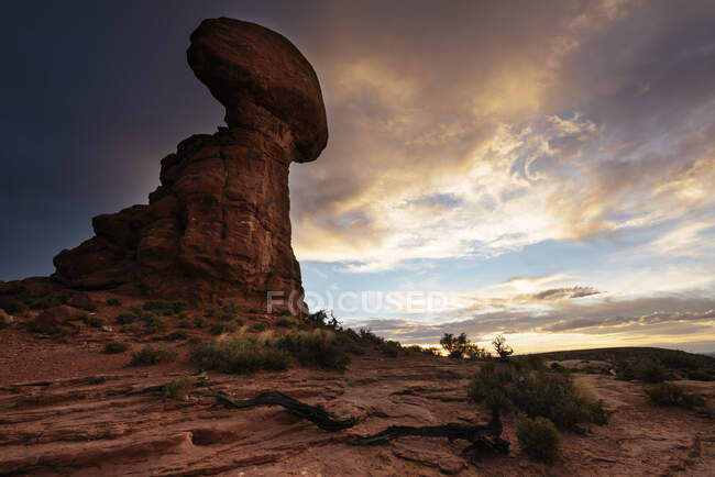 Balanced Rock ao entardecer, Arches National Park, Utah, EUA — Fotografia de Stock