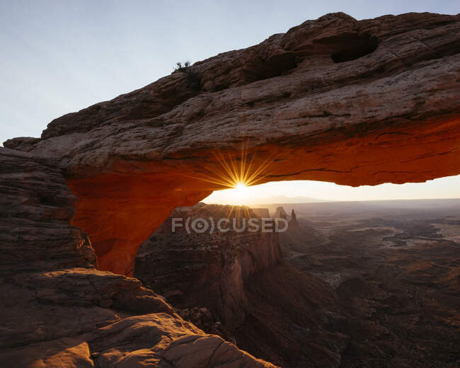 Mesa Arch at dawn, Canyonlands National Park, Utah, Estados Unidos - foto de stock