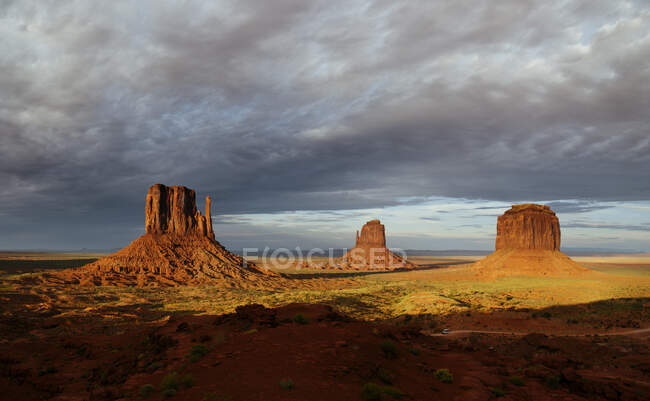 The Mittens and Merrick Butte, Monument Valley Navajo Tribal Park — стокове фото