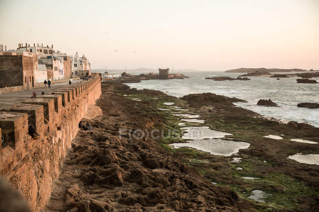 Mur et océan, Essaouira, Maroc — Photo de stock