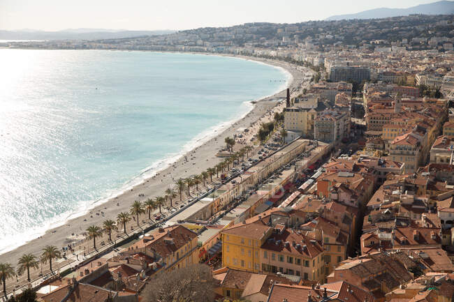 Vista elevada de la playa y el paseo marítimo, Niza, Francia - foto de stock