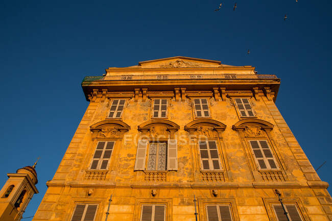 Vue en angle bas du bâtiment traditionnel au coucher du soleil, Nice, France — Photo de stock