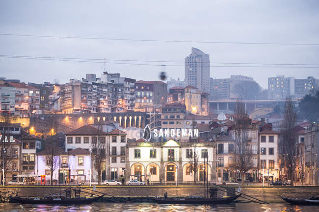 Erhöhtes Stadtbild am Flussufer in der Abenddämmerung, Porto, Portugal — Stockfoto