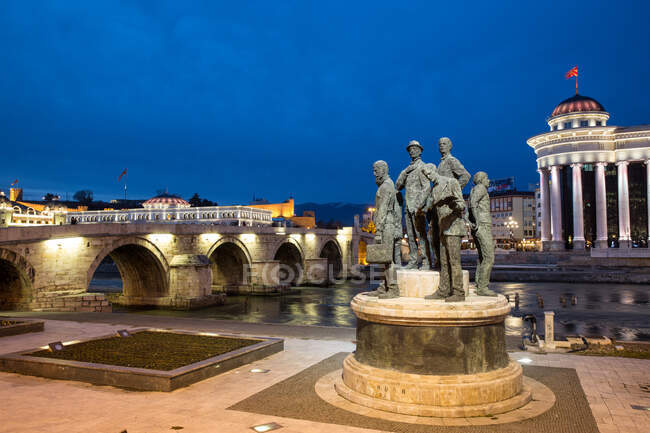 Puente de la ciudad vieja y paisaje urbano por la noche, Skopje, Macedonia - foto de stock