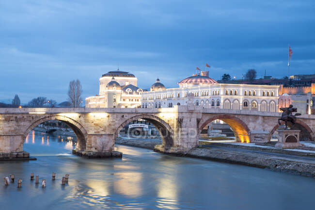 Старый городской мост и городской пейзаж в сумерках, Скопье, Македония — стоковое фото