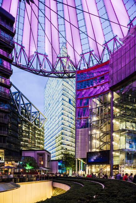 Techo de cristal del foro central de Sony Centre iluminado por la noche - foto de stock