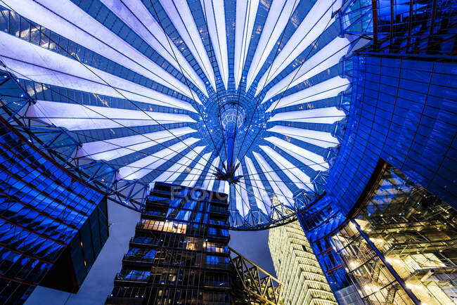 Techo de cristal del foro central de Sony Centre iluminado por la noche - foto de stock
