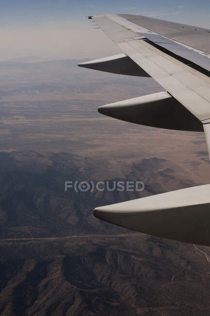 Vue de l'aile de l'avion, au-dessus de l'Utah, USA — Photo de stock