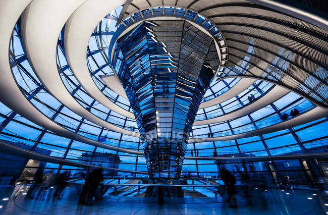 Weitwinkel-Innenansicht der Kuppel des Reichstagsgebäudes in Berlin — Stockfoto