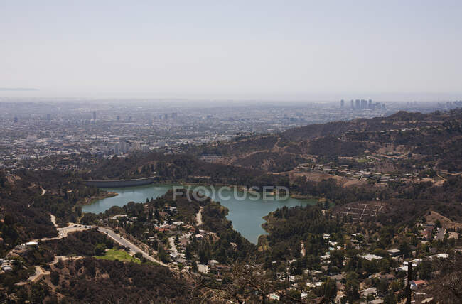 Вид с воздуха на Голливудское водохранилище и Лос-Анджелес, Калифорния — стоковое фото