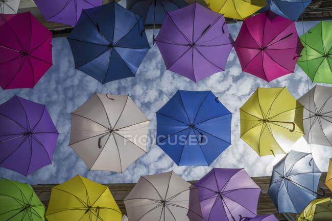 Installazione artistica con ombrelloni colorati in una strada di Arles — Foto stock