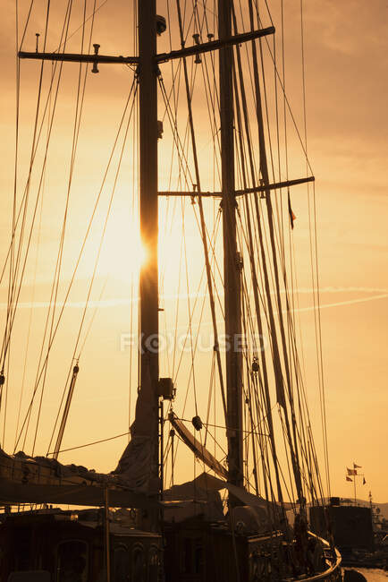 Barca a vela nel porto di St Tropez al tramonto, Provenza, Francia — Foto stock