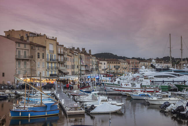 Barcos de pesca e iates de luxo no porto de St Tropez em sóis — Fotografia de Stock