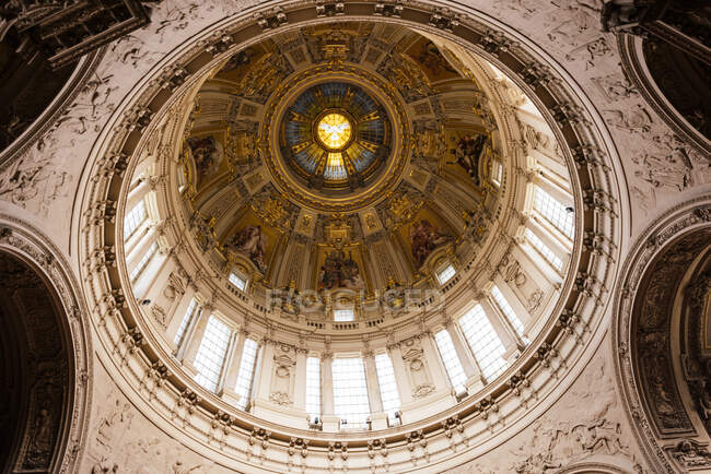 Interior de la Catedral de Berlín, Berlín, Alemania - foto de stock