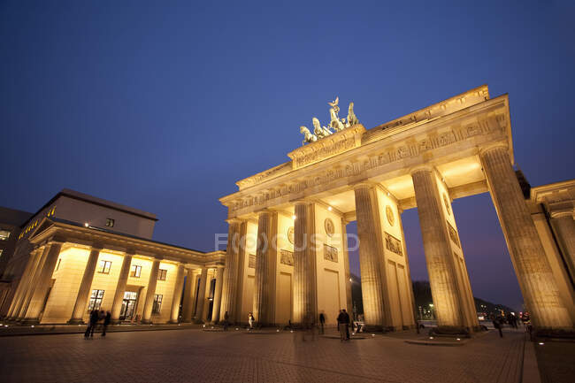 Puerta de Brandeburgo por la noche, Berlín, Alemania - foto de stock