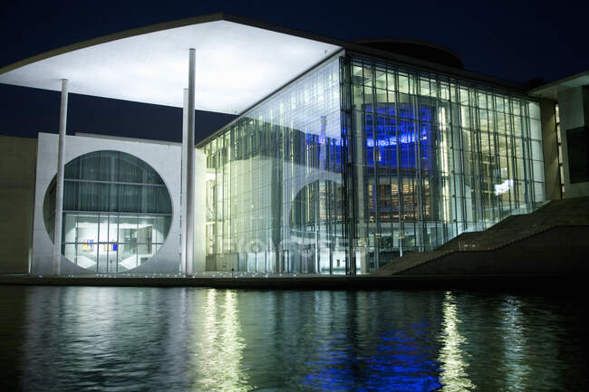 Détail des édifices du parlement du Reichstag et de la rivière Spree la nuit — Photo de stock