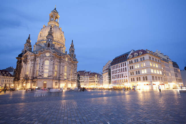 Dresdner Frauenkirche und Marktplatz in der Abenddämmerung, Dresden, Deutschland — Stockfoto