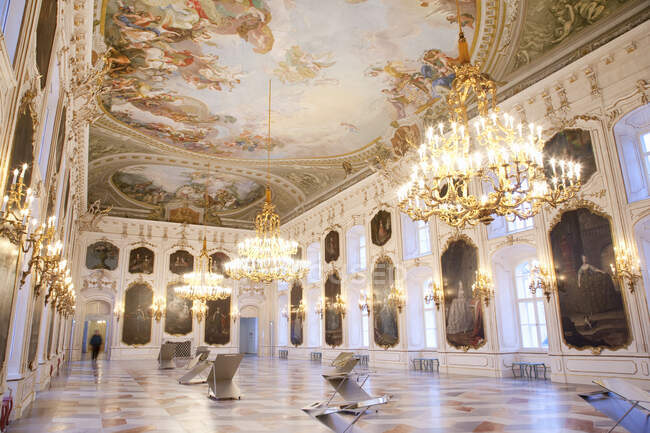 Illuminated chandeliers in Hofburg Palace, Innsbruck, Austria — Stock Photo