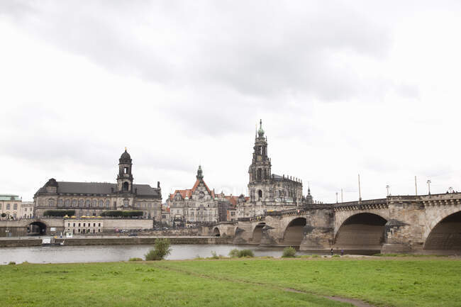 Дрезденський собор і міст через річку Ельбу (Німеччина). — стокове фото