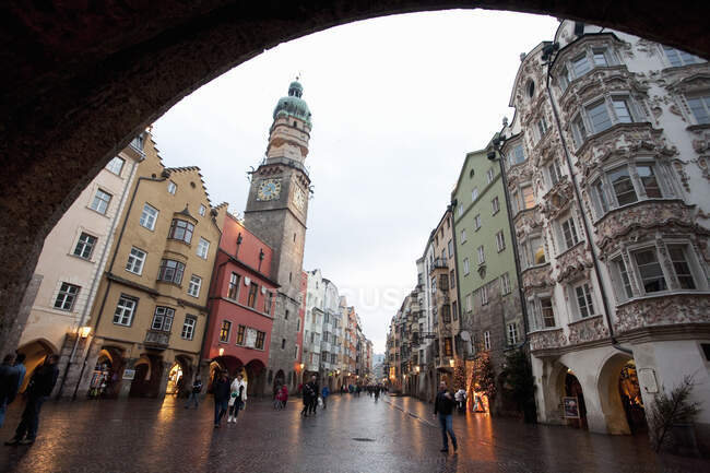 Улицы Мария-Терезия и Герцог-Фридрих в старом городе, Инсбру — стоковое фото