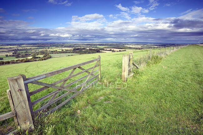 Escena rural con puerta, Avebury, Wiltshire, Reino Unido - foto de stock
