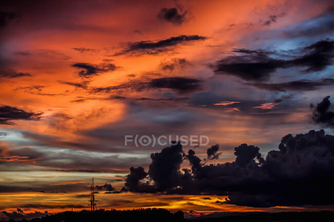 Pôr do sol sobre o equador nas ilhas Raja Ampat de Papua Ocidental — Fotografia de Stock