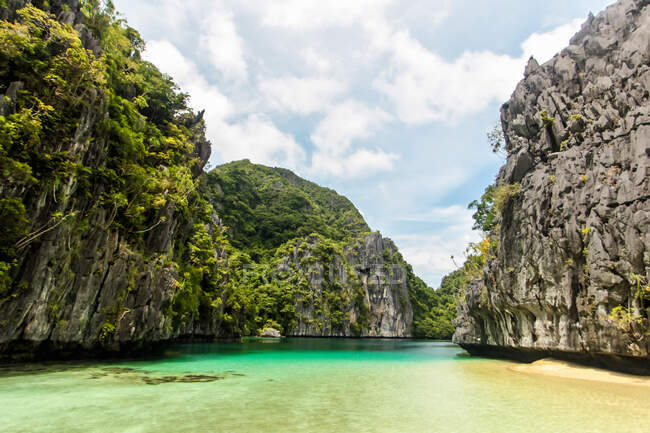 Secluded lagoon surrounded by beaches and high limestone cliffs — Stock Photo