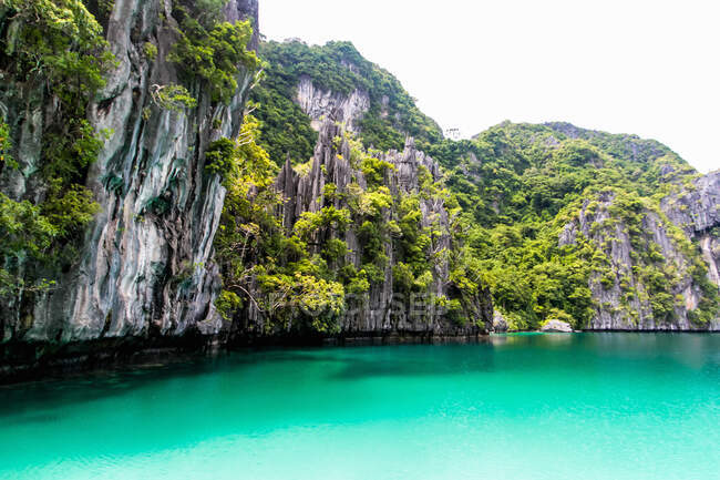 Abgelegene Lagune, umgeben von Stränden und hohen Kalksteinklippen — Stockfoto
