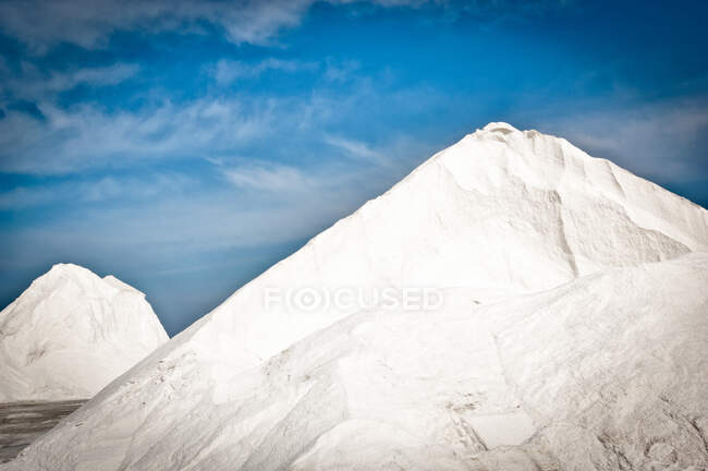Piles de sel en saline, Cagliari, Sardaigne, Italie — Photo de stock