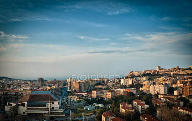 Vista aérea de la ciudad, Cagliari, Cerdeña, Italia - foto de stock