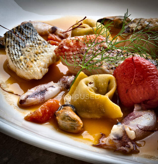 Gros plan de plat de soupe de poisson — Photo de stock