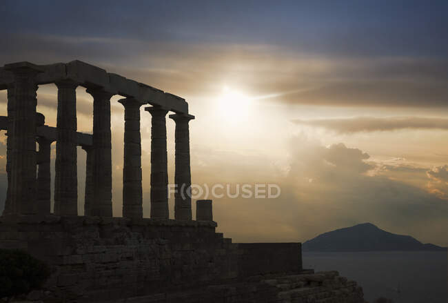 Silhouettierter Tempel des Poseidon bei Sonnenuntergang, Kap Sounion, Athen — Stockfoto