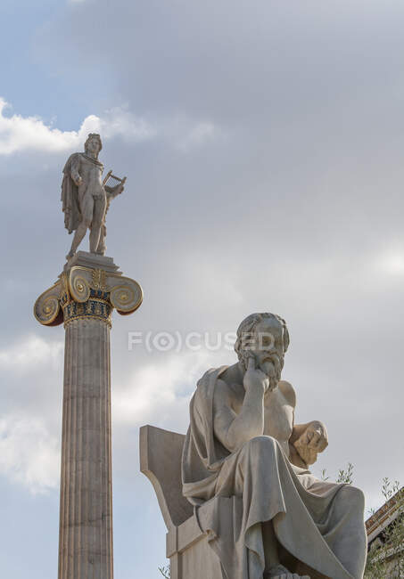 Vue en angle bas de la statue de Socrate avec colonne Apollon à Athènes — Photo de stock