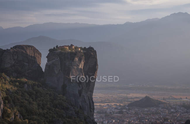 Holy Trinity Monastry and valley cityscape, Meteora, Grecia — Foto stock