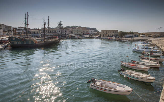 Bateaux de pêche au bord de l'eau, Crète, Grèce — Photo de stock