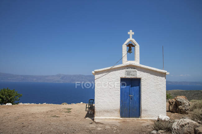 Kleine weiß gewaschene Kirche und Mittelmeer, Chania, Kreta, Griechenland — Stockfoto
