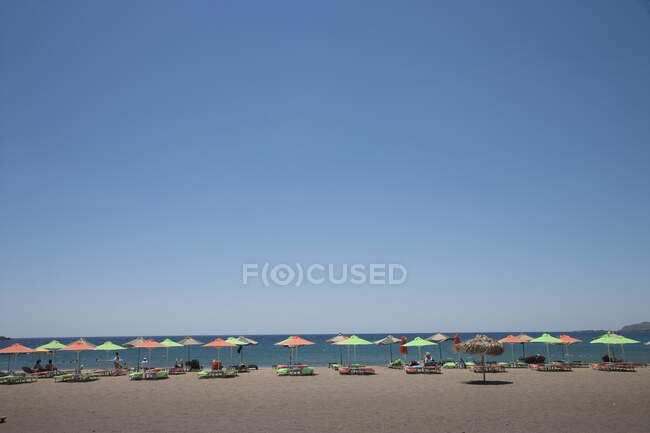 Sun umbrellas on beach at Giorgioupolis, Crete, Greece — Stock Photo