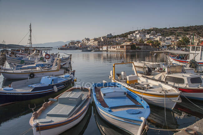 Hafen und Fischerboote, Kreta, Griechenland — Stockfoto