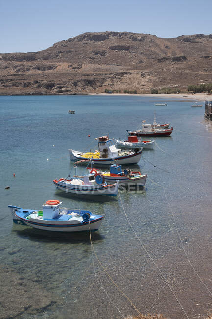 Швартованные рыболовные лодки, Крит, Греция — стоковое фото