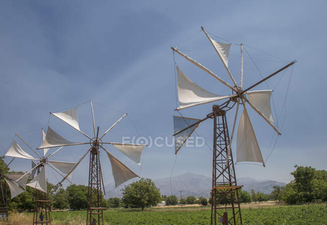 Fila de moinhos de vento tradicionais, Creta, Grécia — Fotografia de Stock