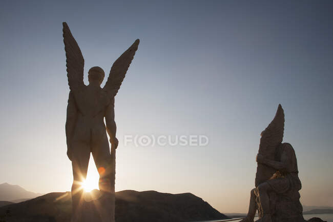 Agia Galini, statue of Icarus and Daedalus at sunset, Crete, Greece — Stock Photo