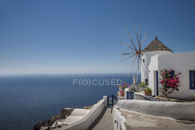 Weißgewaschene Windmühle und Mittelmeer, Santorin, Griechenland — Stockfoto