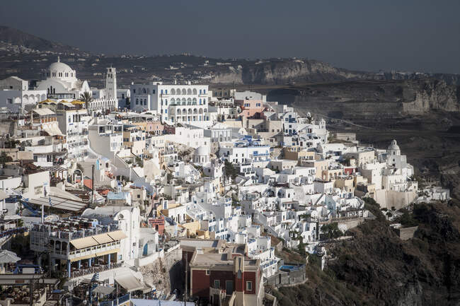 Paisaje urbano con casas blancas lavadas, Santorini, Grecia - foto de stock