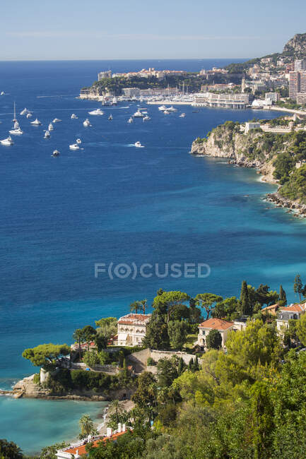 Vista ad alto angolo di Monaco in lontananza da Roquebrune, Francia — Foto stock