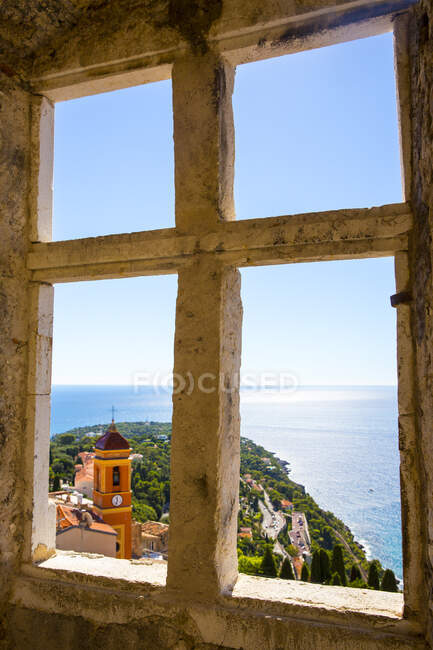 Ventana vista de la costa desde el Castillo de Roquebrune, Roquebrune, Francia - foto de stock