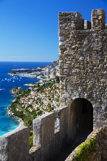Vista elevada de la costa y el castillo de Roquebrune, Roquebrune, Francia - foto de stock